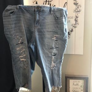 Boutique Distressed capris size 20